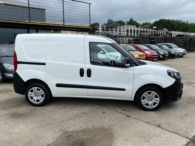 Fiat DOBLO Cargo 1.6 MJ EURO 6 L1H1 ECO JET, 6-BAK, 3-PEROONS, AIRCO, SCHUIFDEUR RECHTS, CRUISE CONTROL, PARKEERSENSOREN, NAVIGATIE-BLUETOOTH-RADIO-USB, ELEK-RAMEN, CENT-VERGRENDELING, KAST INRICHTING