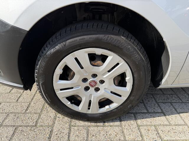 Fiat DOBLO Cargo 1.3 MJ L1H1 Actual / vaste prijs rijklaar € 6950 ex btw / lease vanaf € 117 / euro 6 / bpm vrij / airco / trekhaak / schuifdeur / zilver metallic !