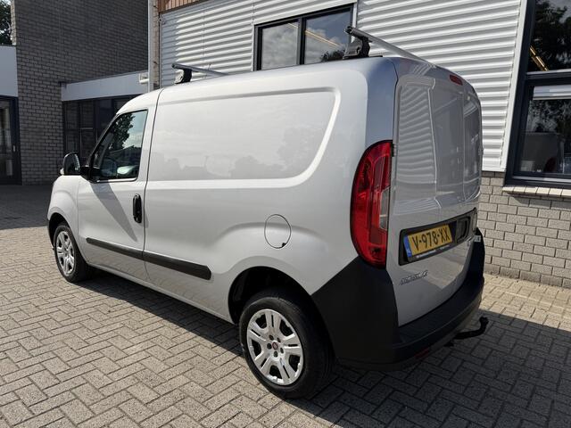 Fiat DOBLO Cargo 1.3 MJ L1H1 Actual / vaste prijs rijklaar € 6950 ex btw / lease vanaf € 117 / euro 6 / bpm vrij / airco / trekhaak / schuifdeur / zilver metallic !