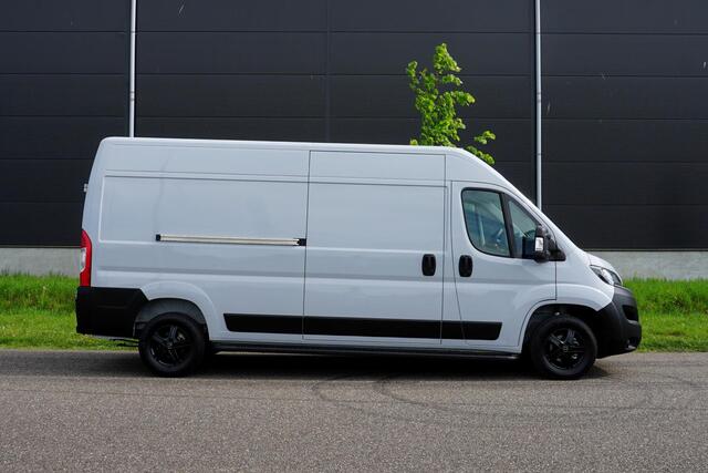 Fiat DUCATO 35 2.2 MultiJet L3H2 180 pk |Nieuwstaat |Grijs |3500 KG |Digitaal dashboard |Groot scherm |Navi |Cruise |Climate |Achteruitrijcamera |Parkeersensoren