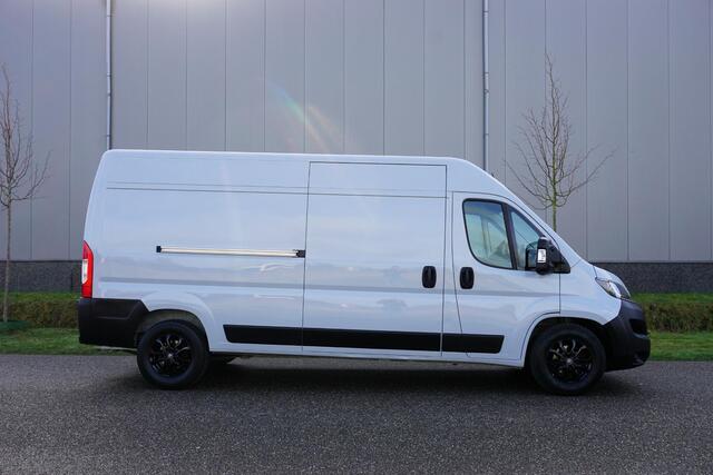 Fiat DUCATO 35H 2.2 MultiJet L3H2 in Topstaat |180 pk |Automaat |Expeditie Grijs |Camera |Cruise |Navi |Nieuwe model |Trekhaak |Digitaal dashboard |Carplay |3500 KG |1e eigenaar