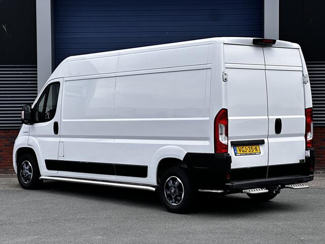 Fiat DUCATO 33 2.3 MultiJet L3H2/ 3-Zitplaatsen voor/ Zij-Schuifdeur rechts/ Trekhaak/ Camera/ 15'' LMV/ Navi/ Clima/ Cruise/ Elek. pakket/ Bluetooth/ Multi. LEDER. Stuur/ Mistl./ LED Dagrijverl.