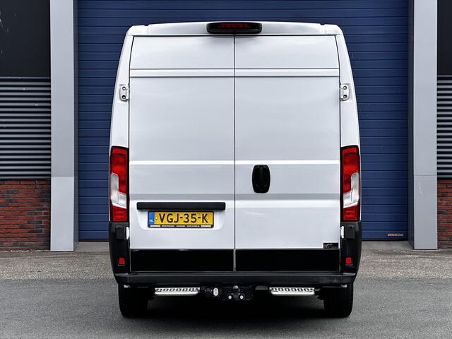 Fiat DUCATO 33 2.3 MultiJet L3H2/ 3-Zitplaatsen voor/ Zij-Schuifdeur rechts/ Trekhaak/ Camera/ 15'' LMV/ Navi/ Clima/ Cruise/ Elek. pakket/ Bluetooth/ Multi. LEDER. Stuur/ Mistl./ LED Dagrijverl.