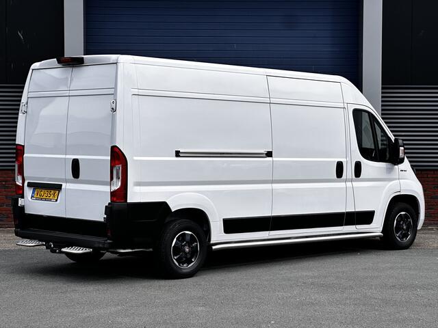 Fiat DUCATO 33 2.3 MultiJet L3H2/ 3-Zitplaatsen voor/ Zij-Schuifdeur rechts/ Trekhaak/ Camera/ 15'' LMV/ Navi/ Clima/ Cruise/ Elek. pakket/ Bluetooth/ Multi. LEDER. Stuur/ Mistl./ LED Dagrijverl.