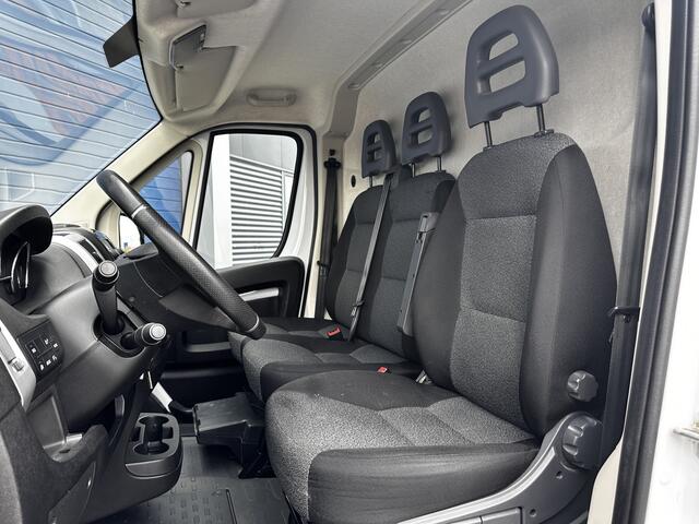 Fiat DUCATO 33 2.3 MultiJet L3H2/ 3-Zitplaatsen voor/ Zij-Schuifdeur rechts/ Trekhaak/ Camera/ 15'' LMV/ Navi/ Clima/ Cruise/ Elek. pakket/ Bluetooth/ Multi. LEDER. Stuur/ Mistl./ LED Dagrijverl.