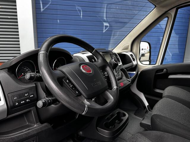 Fiat DUCATO 33 2.3 MultiJet L3H2/ 3-Zitplaatsen voor/ Zij-Schuifdeur rechts/ Trekhaak/ Camera/ 15'' LMV/ Navi/ Clima/ Cruise/ Elek. pakket/ Bluetooth/ Multi. LEDER. Stuur/ Mistl./ LED Dagrijverl.