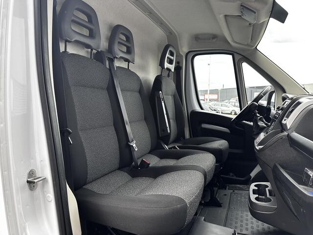 Fiat DUCATO 33 2.3 MultiJet L3H2/ 3-Zitplaatsen voor/ Zij-Schuifdeur rechts/ Trekhaak/ Camera/ 15'' LMV/ Navi/ Clima/ Cruise/ Elek. pakket/ Bluetooth/ Multi. LEDER. Stuur/ Mistl./ LED Dagrijverl.