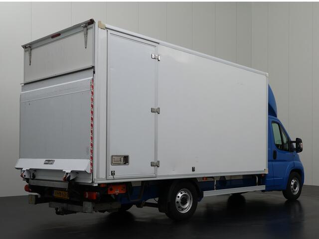 Fiat DUCATO 140PK Bakwagen+Laadklep | Trekhaak 3000Kg | Zijdeur | Dakspoiler | Navigatie | Camera | Airco | Cruise | 3-Zits