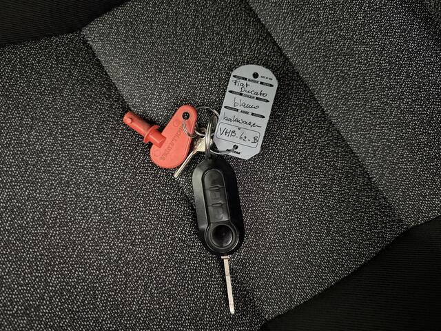 Fiat DUCATO 140PK Bakwagen+Laadklep | Trekhaak 3000Kg | Zijdeur | Dakspoiler | Navigatie | Camera | Airco | Cruise | 3-Zits