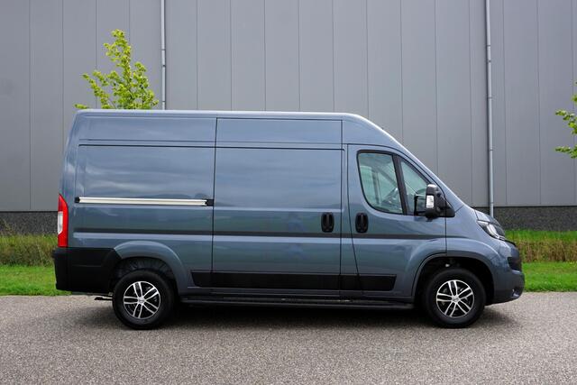 Fiat DUCATO 35 2.2 MultiJet L2H2 in Nieuwstaat |Trekhaak |Camera |Dode-hoek sensoren |Cruise |Carplay |Android auto |3500 KG |1e eigenaar |Climate control |EURO6 |140 pk |Mooie camperbasis