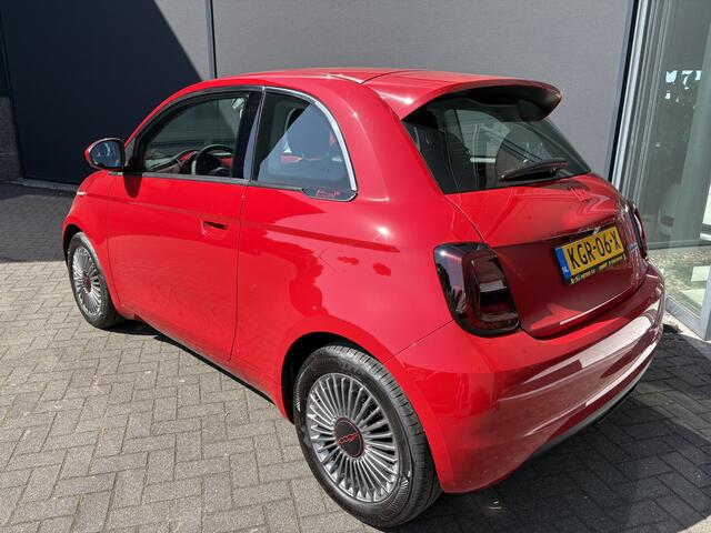 Fiat E-500 24 kWh RED Achteruitrijcamera - Airco - Navigatie - Parkeersensoren achter - Apple carplay - Bluetooth - Cruise control - Keyless start - Led verlichting - Stuur multifunctioneel - Rijstrooksensor - Elektrische ramen