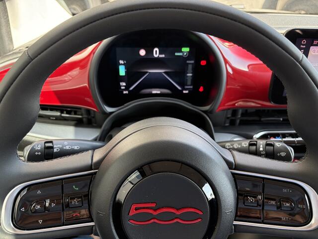 Fiat E-500 24 kWh RED Achteruitrijcamera - Airco - Navigatie - Parkeersensoren achter - Apple carplay - Bluetooth - Cruise control - Keyless start - Led verlichting - Stuur multifunctioneel - Rijstrooksensor - Elektrische ramen