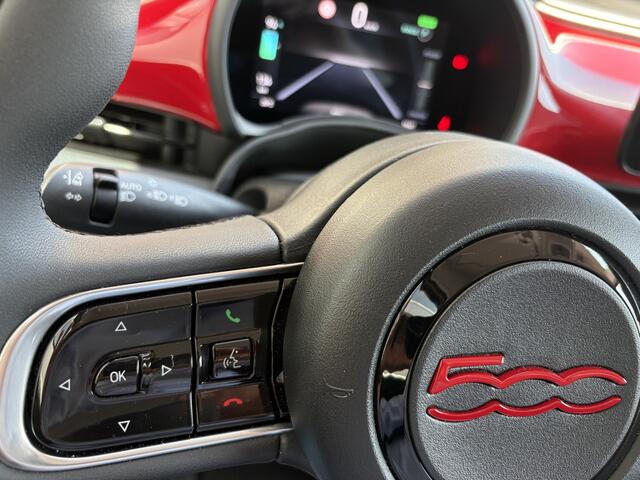 Fiat E-500 24 kWh RED Achteruitrijcamera - Airco - Navigatie - Parkeersensoren achter - Apple carplay - Bluetooth - Cruise control - Keyless start - Led verlichting - Stuur multifunctioneel - Rijstrooksensor - Elektrische ramen