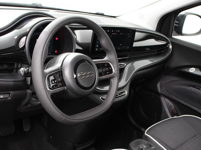 Fiat E-500 Berline 42 kWh Automaat Climate control Cruise control Achteruitrijcamera Led Navigatie Apple Carplay/ Android Auto Lichtmetalen velgen Stoelverwarming