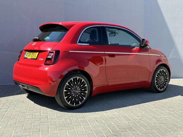 Fiat E-500 La Prima 42 kWh / SOH 93% / Apple Carplay/Android Auto / Achteruitrijcamera / Adaptieve Cruise Control / Lichtmetalen Velgen 17" / Navigatie / 3-fase / Snelladen /
