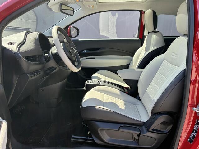 Fiat E-500 La Prima 42 kWh / SOH 93% / Apple Carplay/Android Auto / Achteruitrijcamera / Adaptieve Cruise Control / Lichtmetalen Velgen 17" / Navigatie / 3-fase / Snelladen /