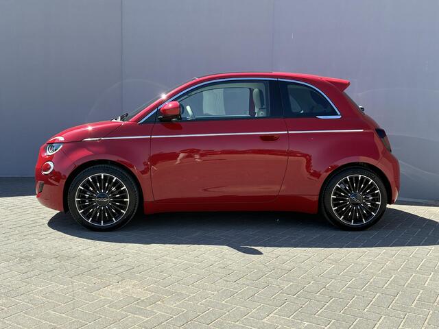Fiat E-500 La Prima 42 kWh / SOH 93% / Apple Carplay/Android Auto / Achteruitrijcamera / Adaptieve Cruise Control / Lichtmetalen Velgen 17" / Navigatie / 3-fase / Snelladen /