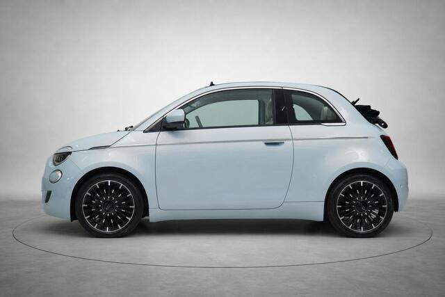 Fiat E-500 Cabrio La Prima by Bocelli 42 kWh | SoH 94,9% | Navigatie | Carplay | Camera | Stoelverwarming | JBL | Parkeersensoren