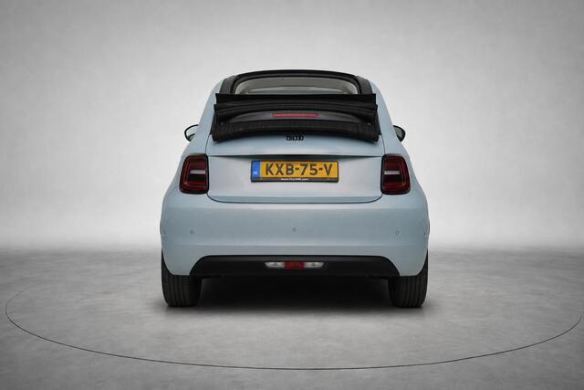 Fiat E-500 Cabrio La Prima by Bocelli 42 kWh | SoH 94,9% | Navigatie | Carplay | Camera | Stoelverwarming | JBL | Parkeersensoren
