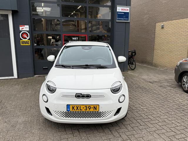 Fiat E-500 RED 42 kWh / Airco clima/ Apple carplay/ Cruise/ PDC/ Camera/ LMV/ Stoel verw