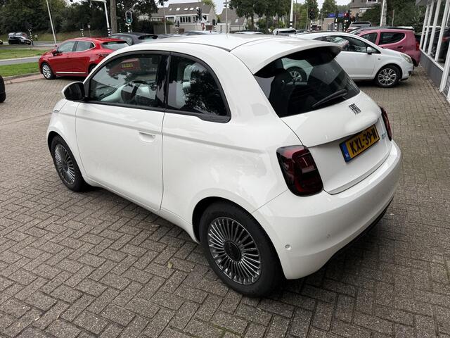 Fiat E-500 RED 42 kWh / Airco clima/ Apple carplay/ Cruise/ PDC/ Camera/ LMV/ Stoel verw