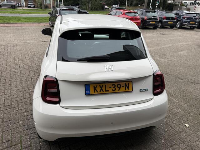 Fiat E-500 RED 42 kWh / Airco clima/ Apple carplay/ Cruise/ PDC/ Camera/ LMV/ Stoel verw