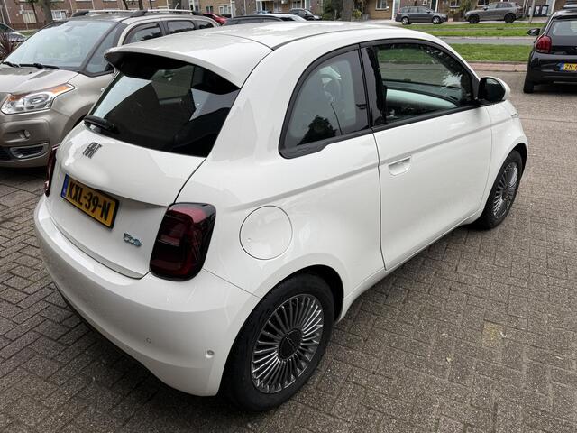 Fiat E-500 RED 42 kWh / Airco clima/ Apple carplay/ Cruise/ PDC/ Camera/ LMV/ Stoel verw