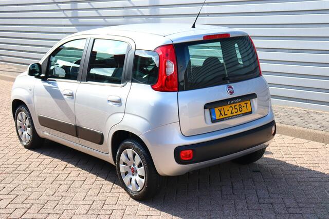 Fiat PANDA 0.9 TwinAir Lounge O.a: Led dagrijverl, Airco, Radio, Uconnect, Afstandsbed, Etc. All-in prijs!