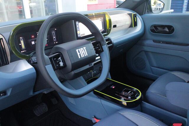 Fiat PANDA Grande LA PRIMA 11 kW 44 kWh | WINTER PACK: (VERWARMBARE VOORSTOELEN, VERWARMBAAR STUURWIEL, VERWARMBARE VOORRUIT) | 17" LICHTMETALEN VELGEN "GLOSSY BLACK" | ELEKTRISCH INKLAPBARE BUITENSPIEGELS | MIDDENARMSTEUN VOOR | NAVIGATIE | DRAADLOZE TELEFOONLADER | ACHTERUITRIJ CAMERA MET DYNAMISCHE HULPLIJNEN | REGENSENSOR | CLIMATE CONTROL | DAB+ RADIO | DRAADLOZE APPLE CARPLAY/ANDROID AUTO |