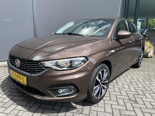 Fiat TIPO 1.4 16V Lounge Cruise control - Airco - Parkeersensoren achter - Mistlampen voor - Licht metalen velgen 17 inch - Navigatiesysteem