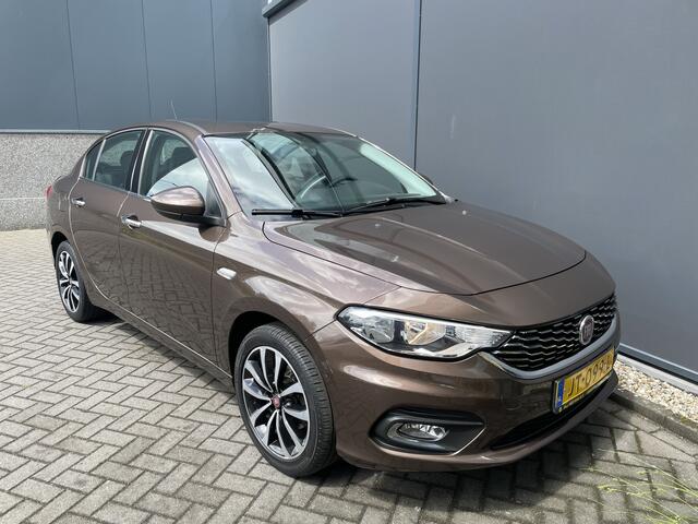 Fiat TIPO 1.4 16V Lounge Cruise control - Airco - Parkeersensoren achter - Mistlampen voor - Licht metalen velgen 17 inch - Navigatiesysteem