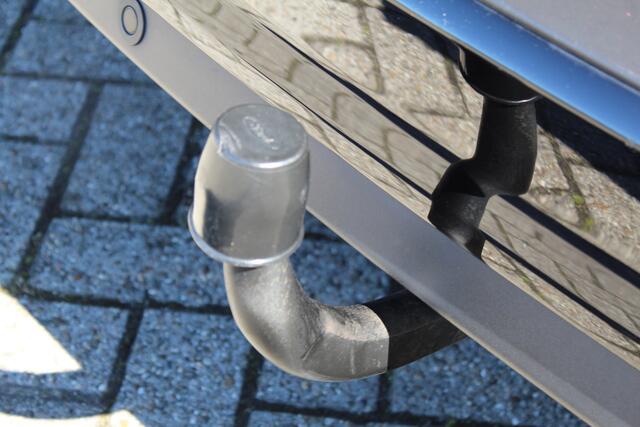 Ford C-MAX 1.0-125pk Titanium. Erg goed onderhouden hoogzitter, afkomstig van de 1e eig. Autm. airco dual, cruise control, navigatie, telefoonvoorb., voorraamverw., trekhaak, all season banden rondom, camera, parkeersensoren v+a etc.