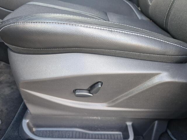 Ford C-MAX 1.0 Titanium Full Options! | Volledig dealer onderhouden | Trekhaak | Stoel stuur en voorruitverwarming | All weather banden | Parking Pack incl camera | Beide voorstoelen in hoogte verstelbaar | Bi xenon verl.