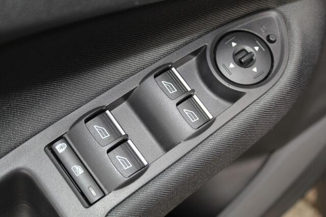 Ford C-MAX 1.0-100pk Titanium. Nette, goed onderhouden hoogzitter ! Autm. airco dual, stoel-, stuur- en voorraamverwarming, parkeersensoren v+a, park assist, cruise control, r/cd, navigatie, telefoonvoorb., trekhaak etc.