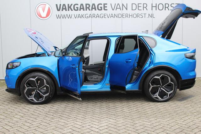 Ford CAPRI Premium Extended Range RWD 77 kWh. Fabrieksgarantie t/m 14-07-2029 ! Panoramadak, Warmtepomp, Driver Assistance Pack, 360gr. camera, Elektr. verstelbare AGR Comfortstoelen, 21" Aero LM wielen, navigatie, telefoon voorb., LED verlichting, etc, etc.