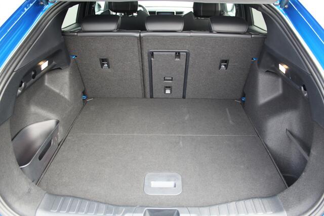 Ford CAPRI Premium Extended Range RWD 77 kWh. Fabrieksgarantie t/m 14-07-2029 ! Panoramadak, Warmtepomp, Driver Assistance Pack, 360gr. camera, Elektr. verstelbare AGR Comfortstoelen, 21" Aero LM wielen, navigatie, telefoon voorb., LED verlichting, etc, etc.