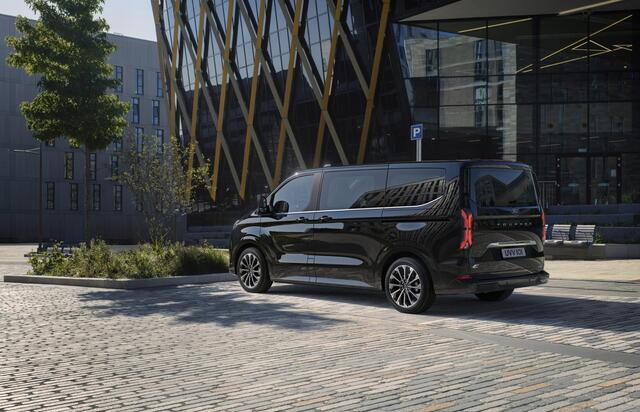 Ford Custom Tourneo L1H1 Titanium X PHEV 233pk 8 Persoonsbus - Geel kenteken