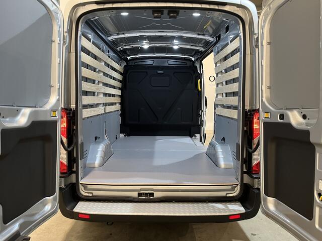 Ford E-Transit 350 L2H2 Trend 68 kWh 184 PK / 100% elektrisch !! / Airco / Cruise Control / CarPlay / Camera / Navigatie / 3-Zits / 900 KM !! Z.G.A.N. !