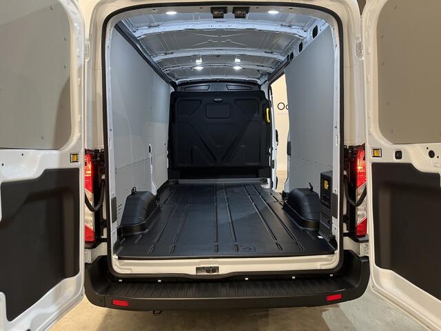 Ford E-Transit 350 L3H2 Trend 68 kWh 184 PK / 100% Elektrisch !! / Airco / Cruise Control / CarPlay / Camera / Navigatie / 3-Zits / NIEUW !!