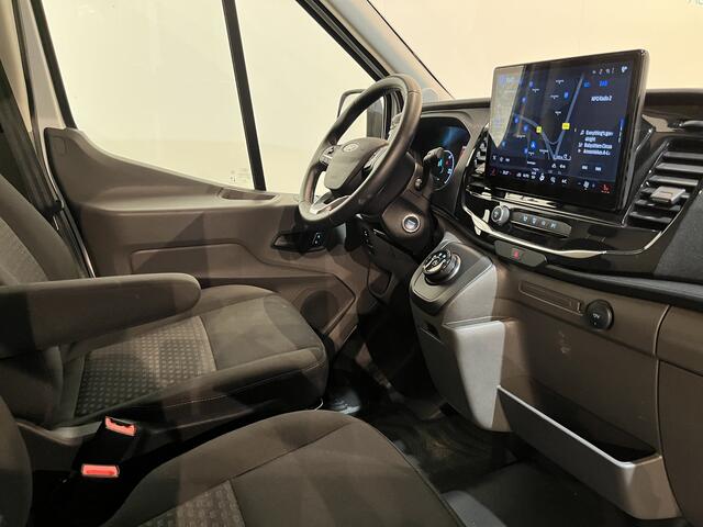 Ford E-Transit 350 L2H2 Trend 68 kWh 184 PK / 100% Elektrisch !! / Airco / Cruise Control / CarPlay / Camera / Navigatie / 3-Zits / 10.350 KM !!