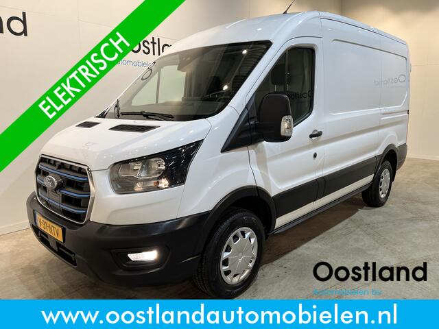 Ford E-Transit 350 L2H2 Trend 68 kWh / 100% Elektrisch !! / Airco / Cruise Control / CarPlay / Camera / Navigatie / 3-Zits / 9.500 KM !!