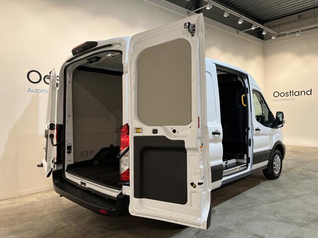 Ford E-Transit 350 L2H2 Trend 68 kWh / 100% Elektrisch !! / Airco / Cruise Control / CarPlay / Camera / Navigatie / 3-Zits / 9.500 KM !!