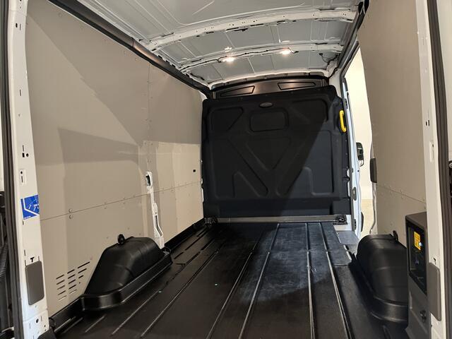 Ford E-Transit 390 (3500 kg) L2H2 Trend 68 kWh / 100% Elektrisch !! / Airco / Cruise Control / CarPlay / Camera / Navigatie / 3-Zits / 1.300 KM !!