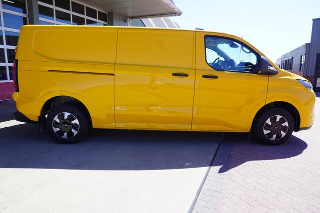Ford E-Transit Cust. 320 L2H1 136PK Trend 65 kWh Automaat nr. V125 | Airco | Cruise | Camera | Apple CP| Trekhaak 8 STUKS