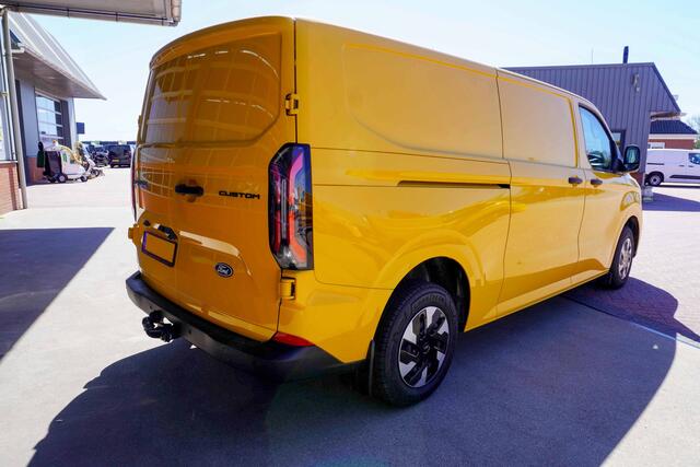 Ford E-Transit Cust. 320 L2H1 136PK Trend 65 kWh Automaat nr. V125 | Airco | Cruise | Camera | Apple CP| Trekhaak 8 STUKS