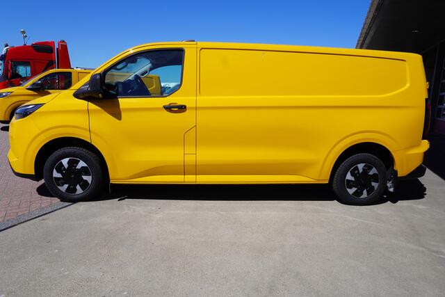 Ford E-Transit Cust. 320 L2H1 136PK Trend 65 kWh Automaat nr. V125 | Airco | Cruise | Camera | Apple CP| Trekhaak 8 STUKS