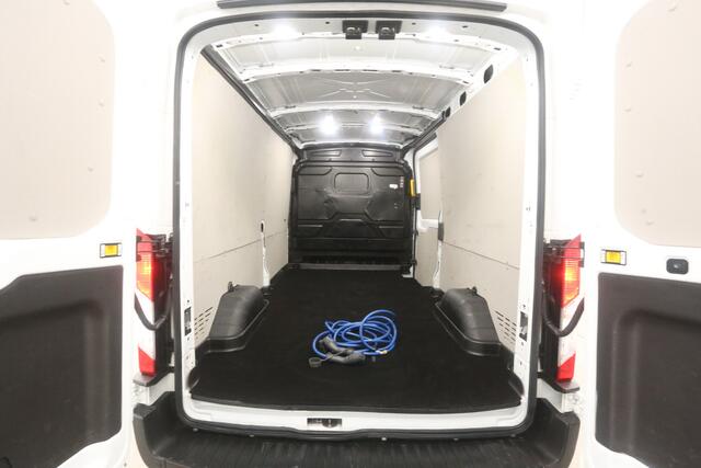 Ford E-Transit L3H2 68 kWh | Snelladen | SOH 96% | 360° Camera | Clima | 3 Zits | Cruise | Carplay | Parkeersens.