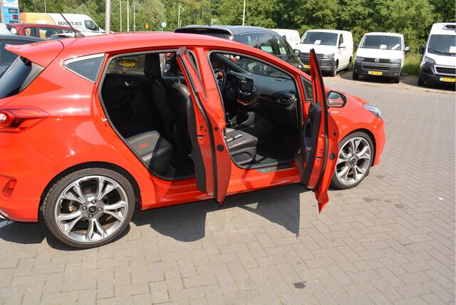 Ford FIESTA 1.0 EcoBoost ST-Line Super mooi rood, met alle functies erop die je wilt hebben voor deze mooie ST-line. De functies, zoals carplay, navigatie, airco en cruisecontrol.