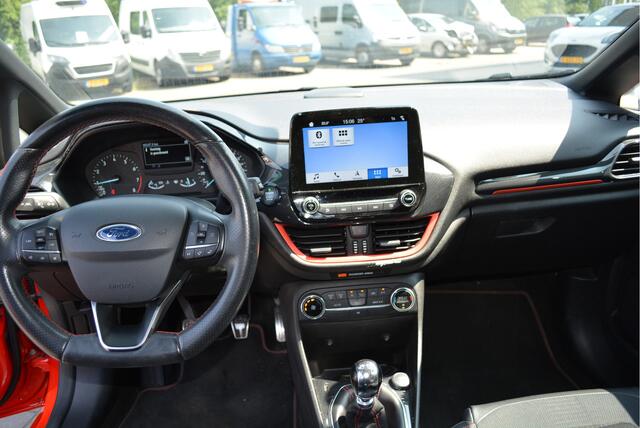 Ford FIESTA 1.0 EcoBoost ST-Line Super mooi rood, met alle functies erop die je wilt hebben voor deze mooie ST-line. De functies, zoals carplay, navigatie, airco en cruisecontrol.