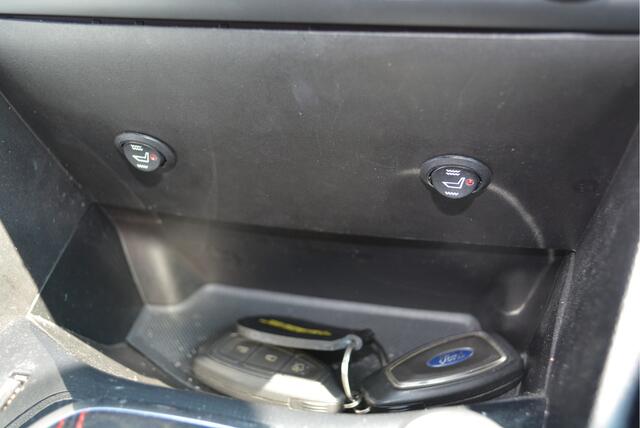 Ford FIESTA 1.0 EcoBoost ST-Line Super mooi rood, met alle functies erop die je wilt hebben voor deze mooie ST-line. De functies, zoals carplay, navigatie, airco en cruisecontrol.